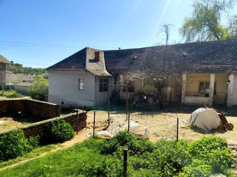  PREDAJ – veľký pozemok 5 500 m² s vidieckymi stavbami na rekonštrukciu