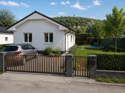  Ponúkame na predaj pozemok vhodný na výstavbu RD