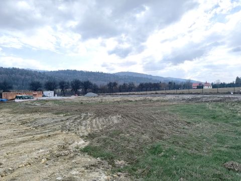  POZEMOK PRI JAZERE 2 MINÚTY OD LYŽ.VLEKU ELEKTRINA VRT VODA POLOMKA HO