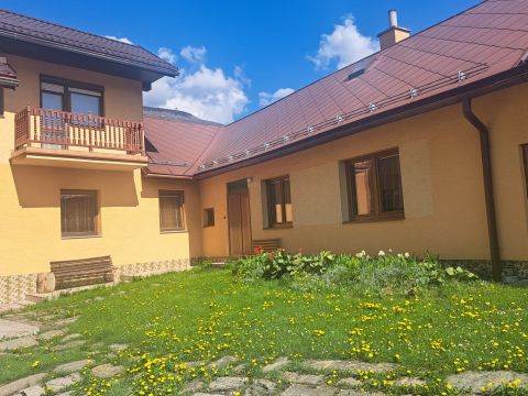  EXKLUZÍVNA PONUKA: RODINNÝ DOM PLUS 2 APARTMÁNY, DVE GARÁŽE, S VÝHĽADO