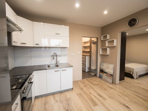  PREDAJ: Moderný, kompletne zariadený 1-izbový byt (39 m²) – Lučenec, R