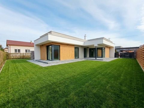  MODERNÝ BUNGALOV V LUČENCI | 153 m² | POZEMOK 537 m² | GARÁŽ